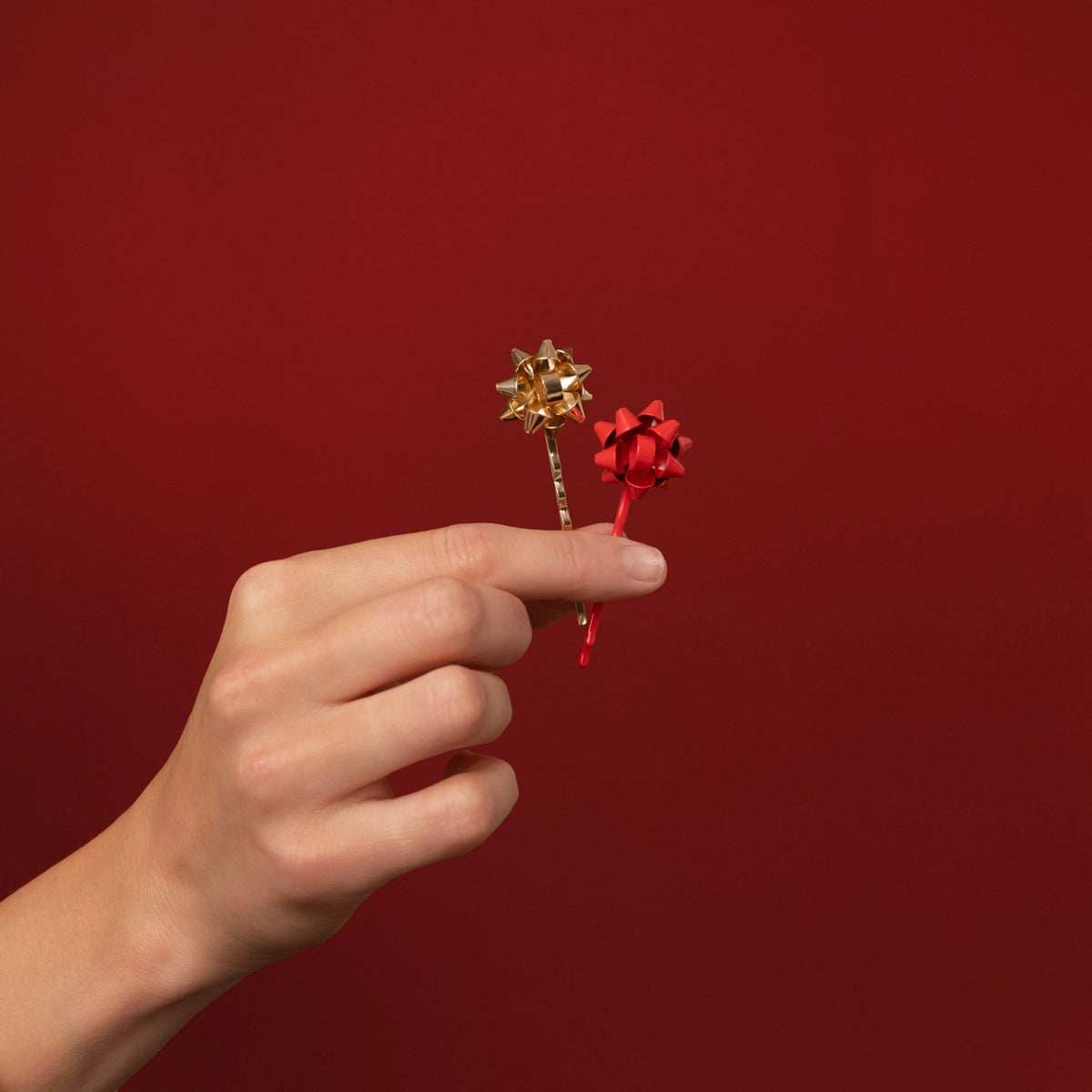 Kitsch Holiday Metal Gift Bow Bobby Pins 4pc Set- Red & Gold